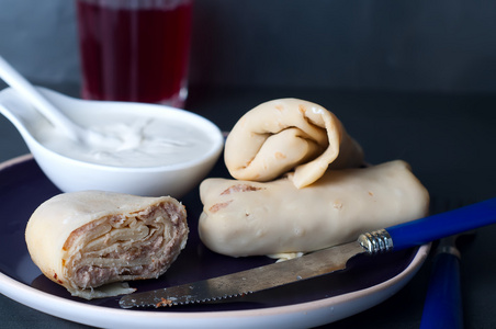 与肉和酸奶油煎饼