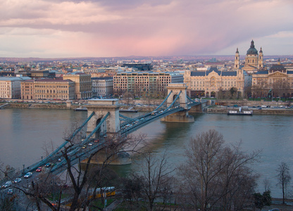 浪漫匈牙利首都布达佩斯，在冬天，与视图的塞切尼链桥