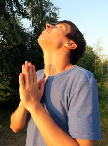 祈祷的年轻人