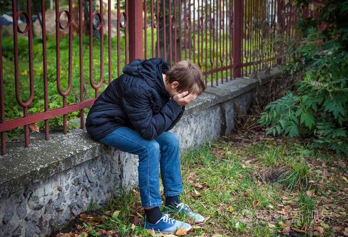 伤心的孩子户外