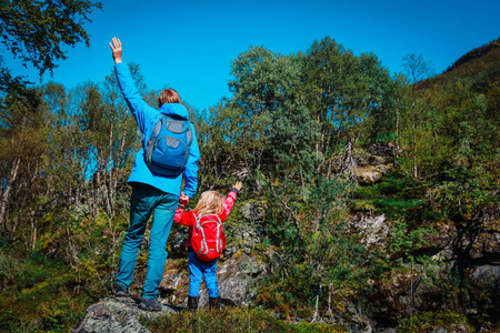 快乐的父亲和小女儿徒步旅行在自然