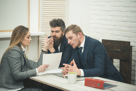 商务伙伴或商人在会议, 办公室背景.洽谈业务, 讨论交易条件.