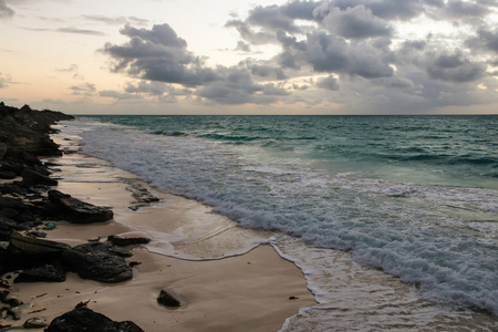 在太平洋,古巴的海岸线照片