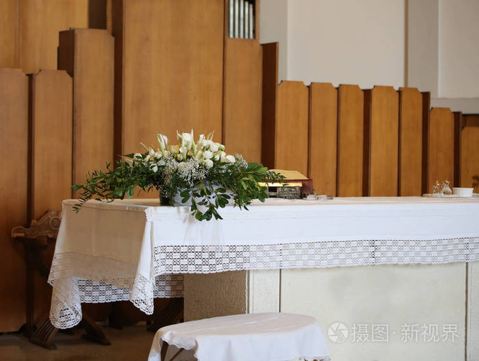 在教堂的祭坛上的盆栽花在唯一的质量