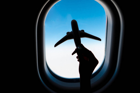 飞机模型玩具背景飞机窗口的剪影
