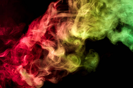 浓密的红色, 黄色和绿色的彩色烟雾在黑色孤立的背景。从 vap 的烟雾背景