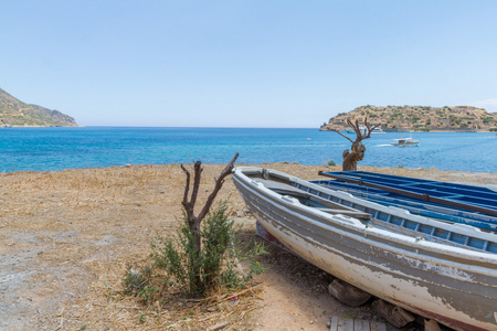 Spinaloga 海滩希腊克里特岛上渔船