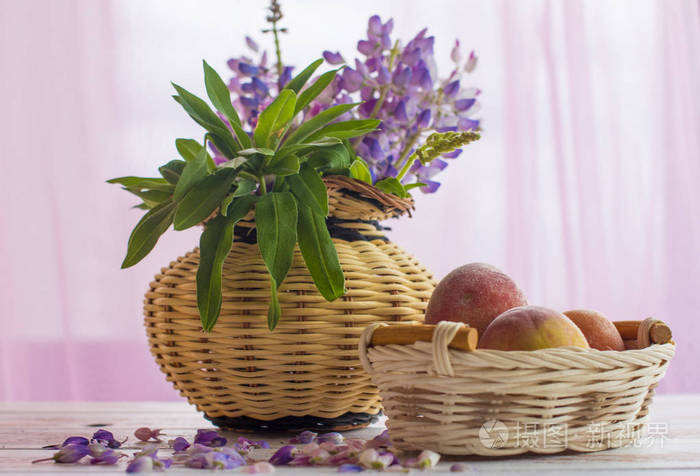 柳条水果篮.多汁桃