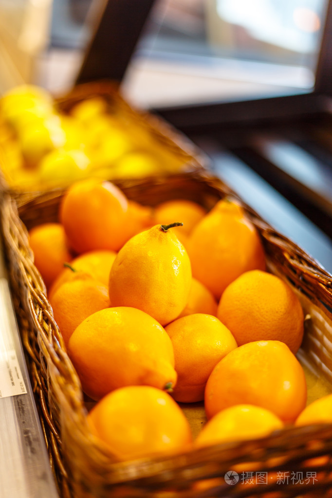 在超市货架上的柳条篮子里的柠檬