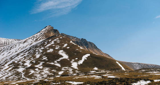 高高的高山丘陵覆盖着蓝天下的白雪, 美丽的风景和冰冷的自然