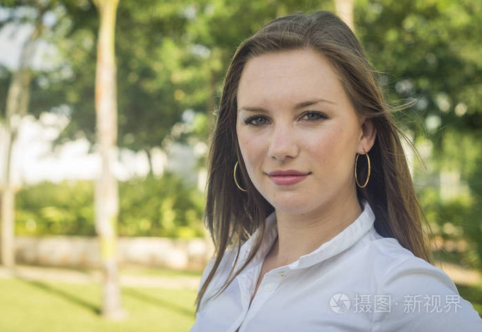 年轻的白人妇女, 金发碧眼, 金色长发, 白色衬衫摆在花园里, 在夏天的