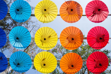 五颜六色的雨伞在天空中。彩色雨伞背景