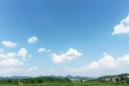 村庄下清晰，蓝蓝的天空和洁白的云朵漂浮在空气中