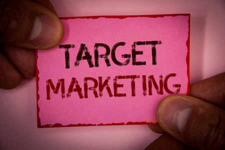 手写文字目标营销。概念意义市场细分受众面向客户选择词写粉红色纸笔记红色边框手指持有角落信息