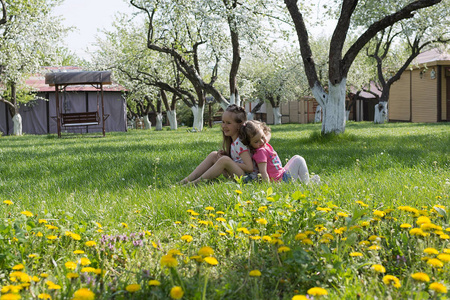 两个小妹妹在花园里玩耍照片