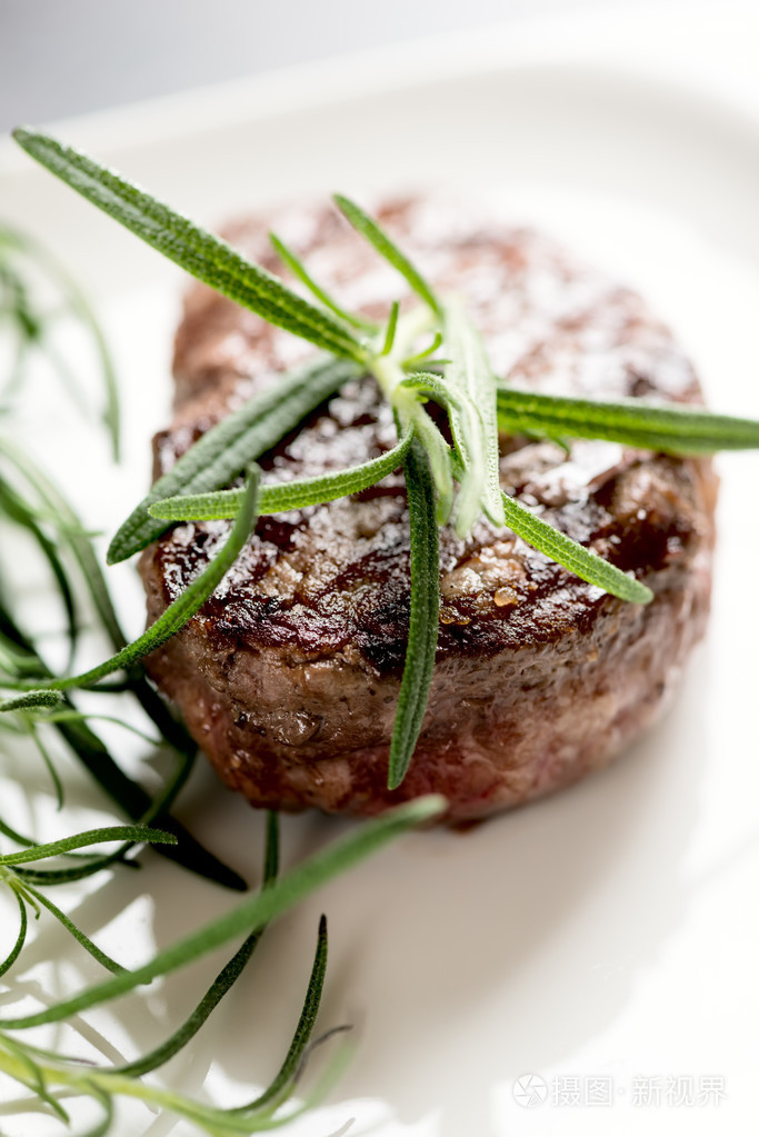 煎的牛排配迷迭香