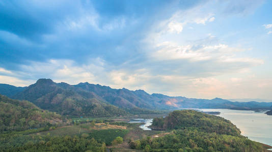 绕着湖山