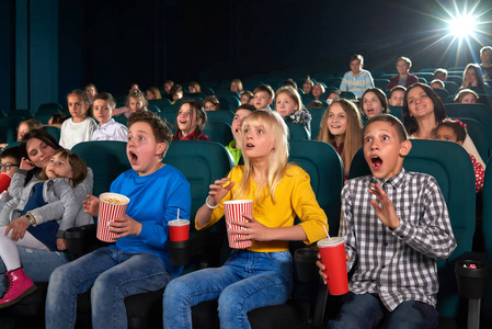 电影院礼堂充满了孩子们在电影首映