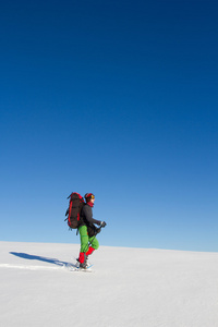 在山里徒步旅行带着背包和帐篷雪的冬天