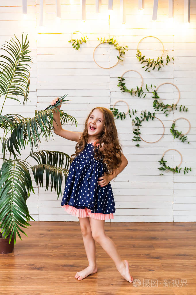 小漂亮女孩被隔离在白色背景.复制文本的空间.