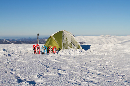 冬山帐篷。帐篷里站在雪地里山。雪是在帐篷旁边