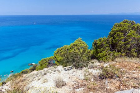 Kokkinos Vrachos 海滩与蓝色水域的全景视图