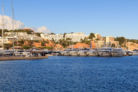 在海港波多黎各门户在门户理性和地中海，西班牙的马略卡岛游艇码头