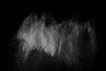 冻结在黑色背景上的白色粒子的运动。粉末爆炸。抽象的灰尘覆盖纹理