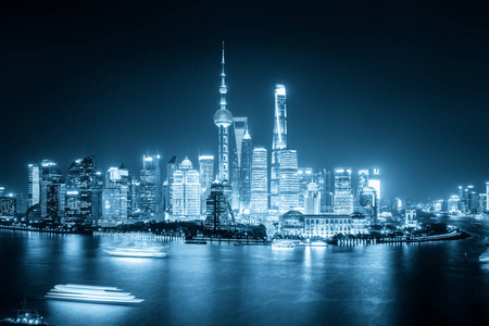 中国蓝色调上海天际线夜景