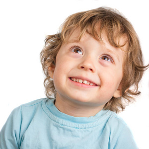 一个笑的孩子的肖像。在白色背景上被隔离