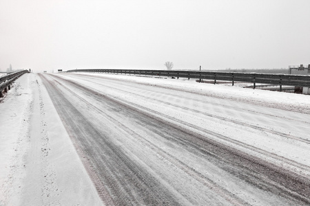 白雪皑皑的公路详细