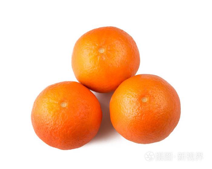 在白色背景上的三个橘子