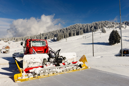 雪地车，准备滑雪道除雪机
