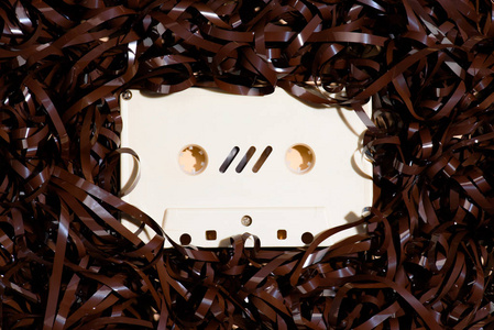 带磁带的复古录音盒的顶部视图