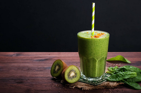 绿色的饮料 (健康饮食软性饮料) 苹果, 猕猴桃, 石灰, 菠菜叶和绿茶对