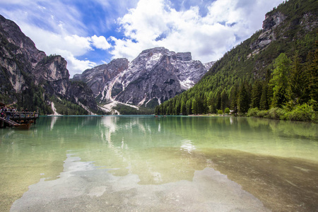 Braies 湖在白云岩与山 Seekofel 在背景, 意大利