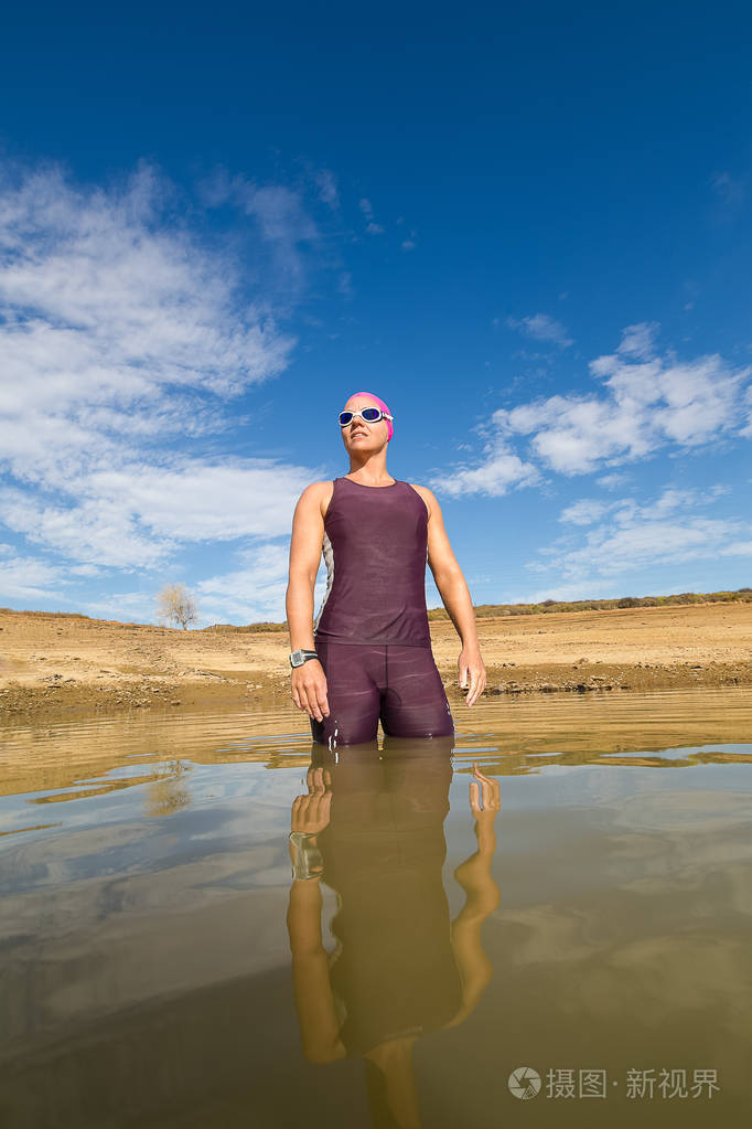 女铁人三项运动员站齐腰深