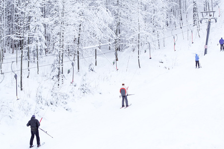 滑雪者在冬季木材