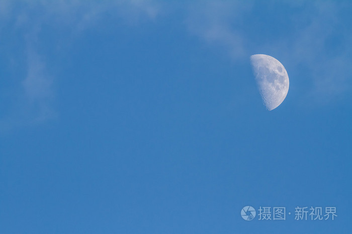 在蓝蓝的天空上的月亮