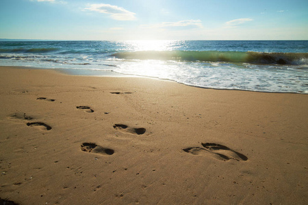 在海滩上的沙子的脚印