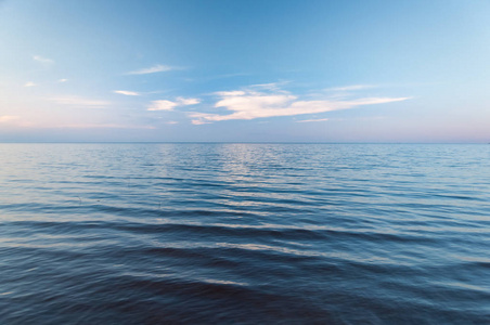 乌云笼罩着蔚蓝的海浪。在水中反射的天空。拉多加湖湖