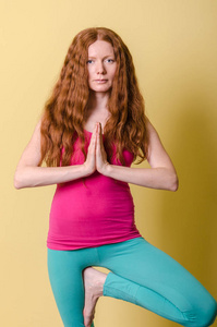 红头发的年轻女人练习瑜伽