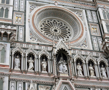 佛罗伦萨意大利。大玫瑰窗和装饰和雕像的非常著名的大教堂