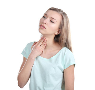 生病的年轻女子，在白色背景上的喉咙里有疼痛