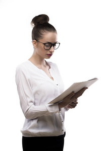 办公室女孩在眼镜上白色孤立的手里拿着报纸