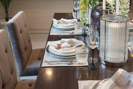 豪华的餐桌，木制餐桌上在经典的餐厅，室内设计概念