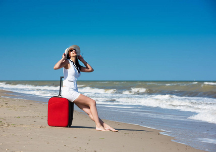 年轻美丽的女人在海边度假图片