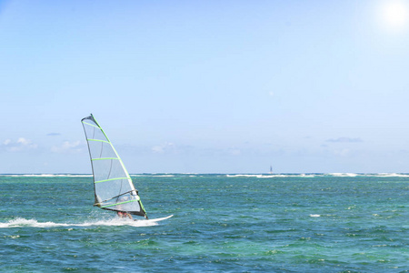 滑浪风帆。风帆冲浪风在海洋，海中的波浪