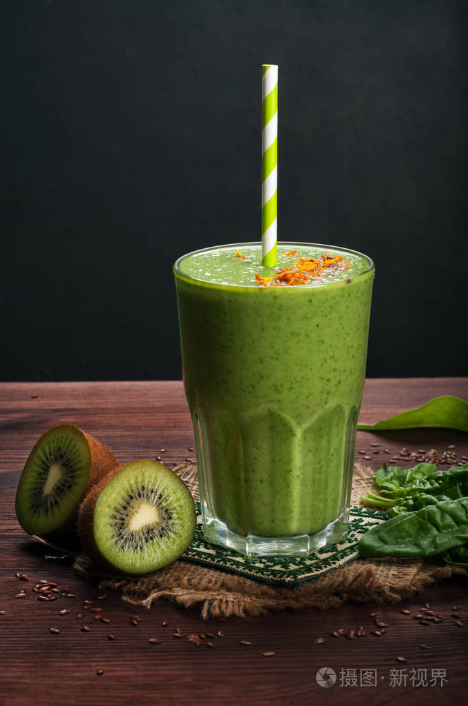 绿色的饮料 (健康饮食软性饮料) 苹果, 猕猴桃, 石灰, 菠菜叶和绿茶是