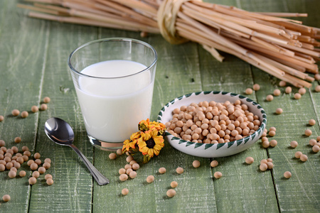 whi 的豆奶杯豆奶和大豆豆木背景